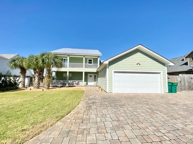 Foto del edificio - WOW! BEAUTIFUL 3 bedroom WATERFRONT fully ...