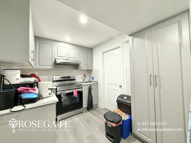 Photo du bâtiment - Modern Basement Apartment with In-Unit Laundry & Parking – Oshawa