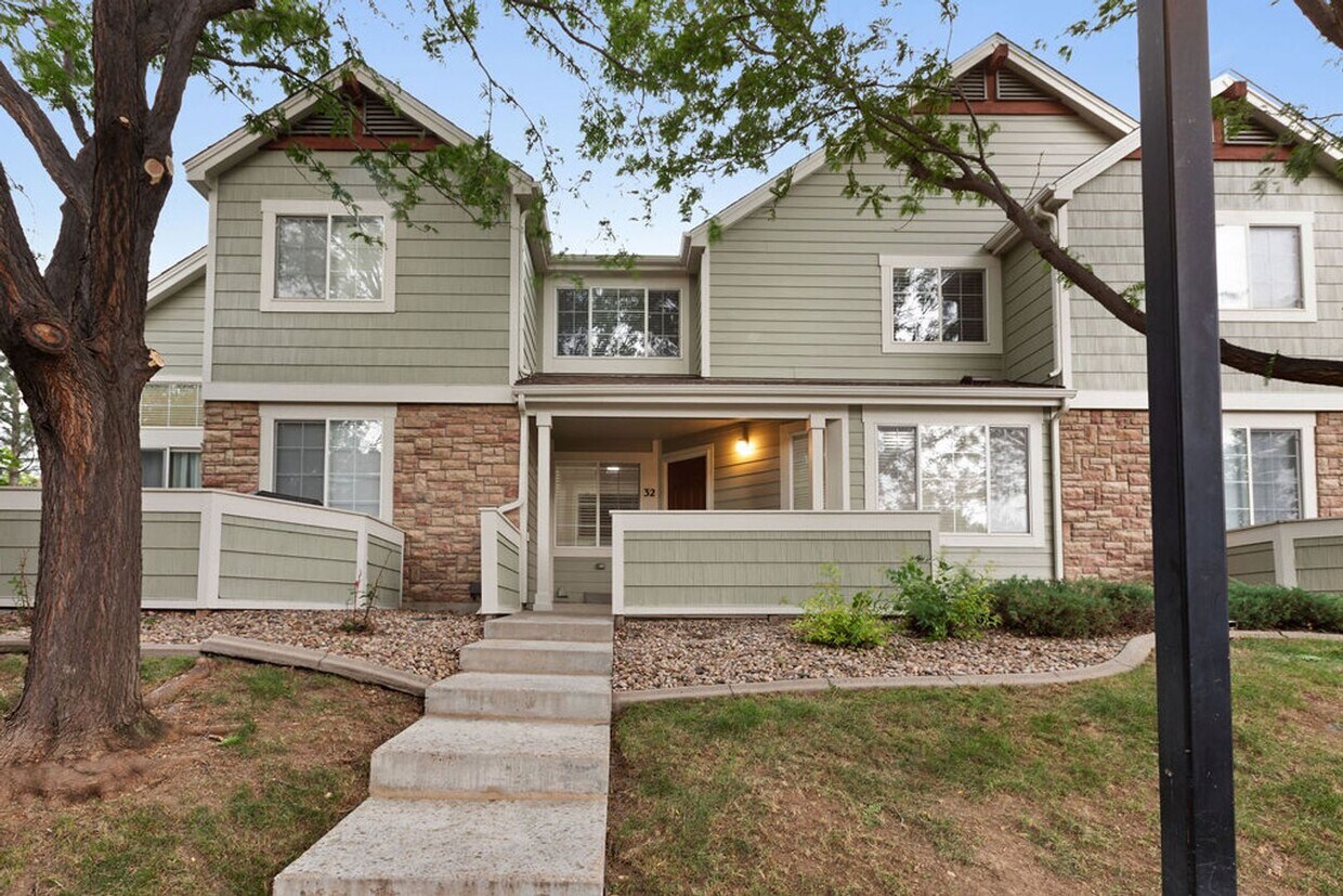 Foto principal - Spacious 2 Bedroom, 2.5 Bath Townhome in D...
