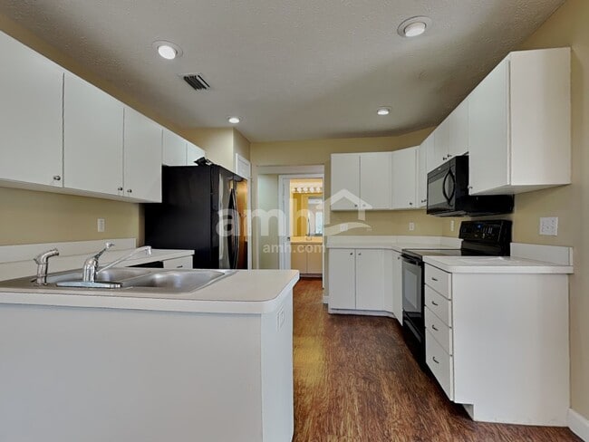 Foto del edificio - 7909 Hathaway Dr