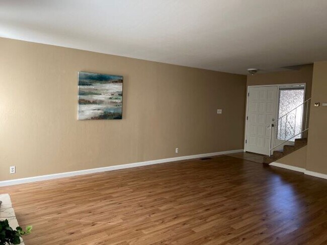 Foto del edificio - Spacious Los Gatos town home with two car garage.