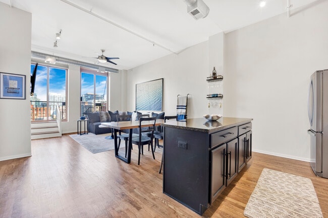 Photo - 360 W Illinois St Apartment