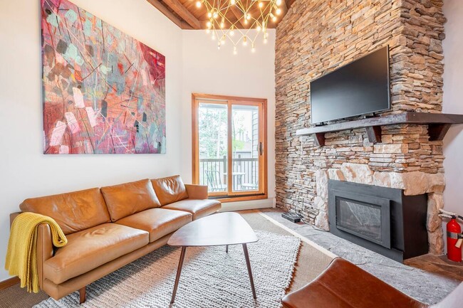 Building Photo - Beautifully Remodeled, Top Floor Condo in ...