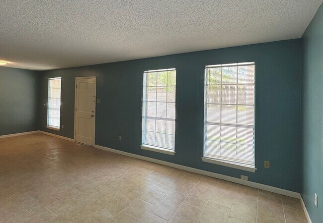Foto del edificio - Centrally located freshly painted condo is...