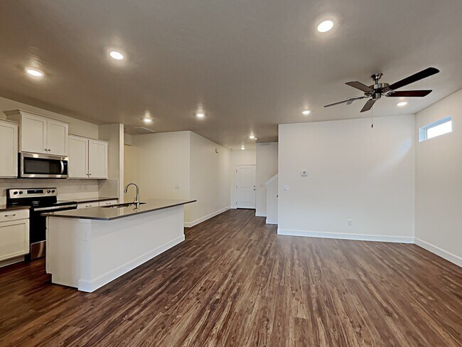 Building Photo - 5079 W Bellevue Street
