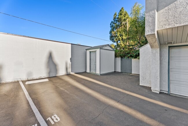 Foto del edificio - Charming, Light-Filled 2-Bed / 2.5-Bath Townhome with Private Yard & Garage Parking