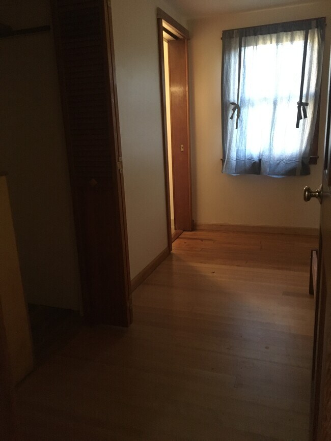 Bedroom with attached bathroom - 2544 Kincaid St