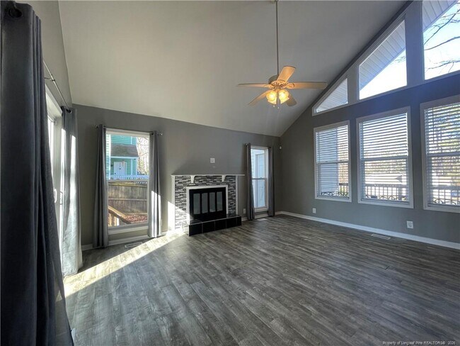 Foto del edificio - 5713 Waterwood Dr