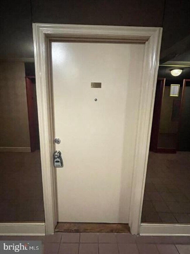 Building Photo - Spacious Studio with all Utilities Included