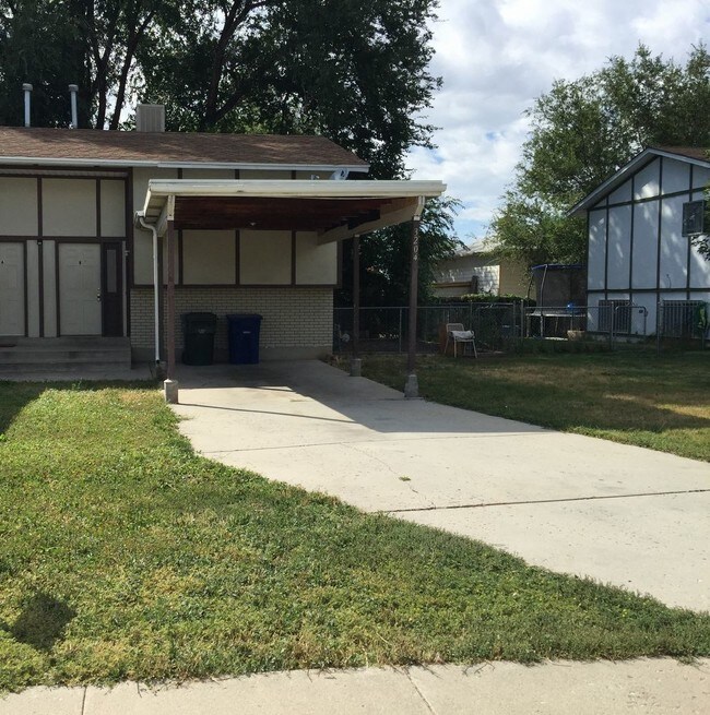 Building Photo - West Valley Duplex