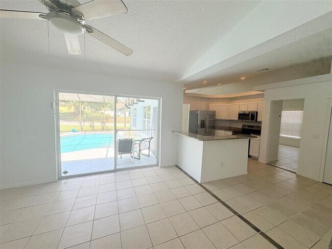 Foto del edificio - 5647 Hamlin Close Rd