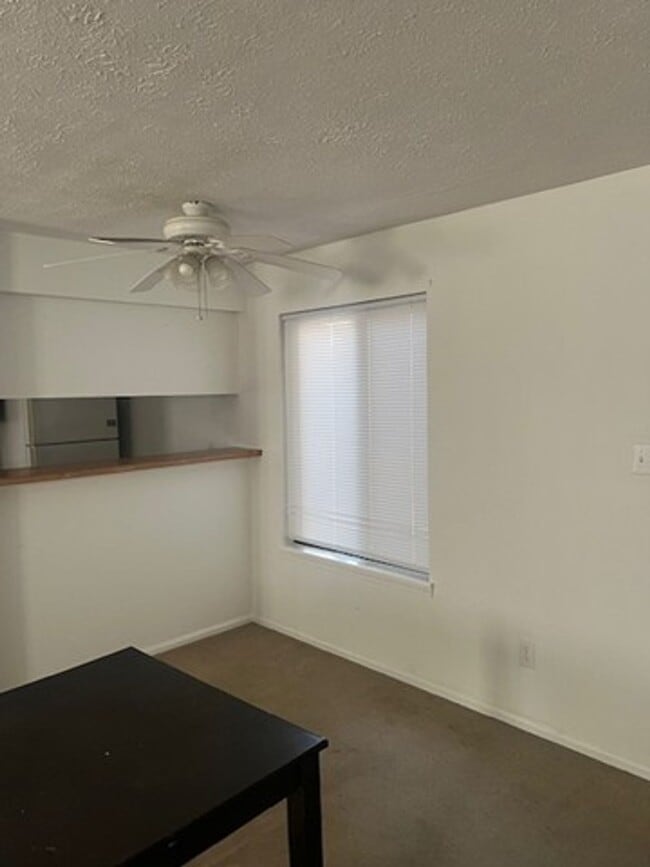 Building Photo - One Bedroom Condo For Rent