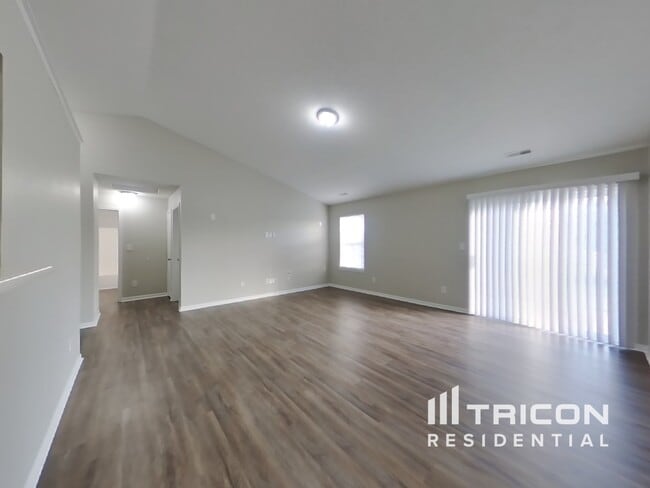 Building Photo - 2245 Lakecrest Dr