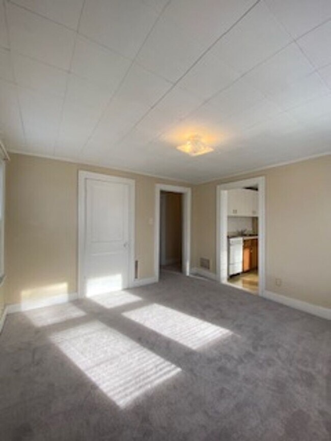 Building Photo - 135 E Eckman St