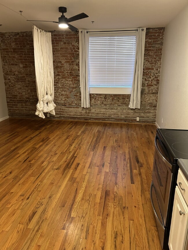 Building Photo - Adorable Studio in 1909 Building! Heart of Capitol Hill