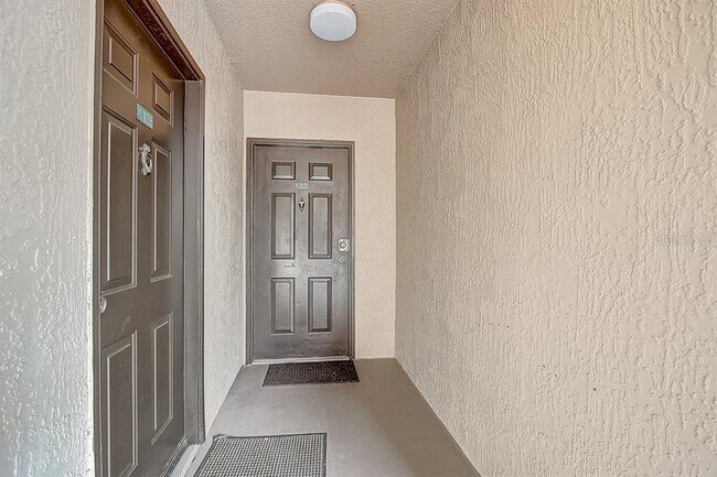 Building Photo - 13905 Fairway Island Dr