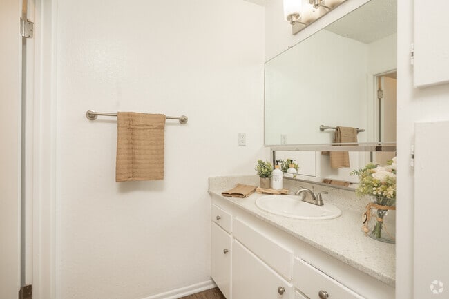 1BR, 1BA - 710SF - Bathroom - Newport Village Apartments