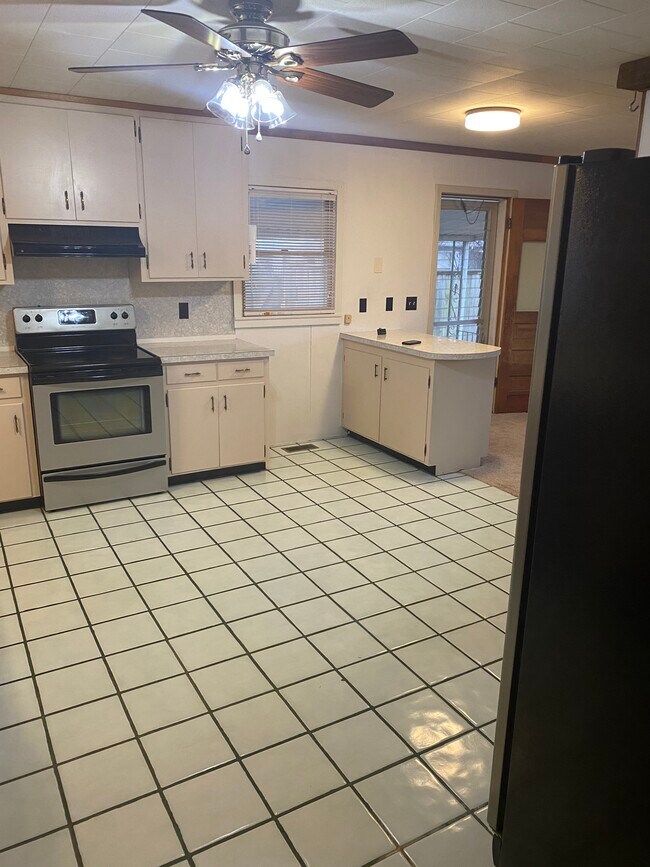 Building Photo - 1214 Red Bud Dr