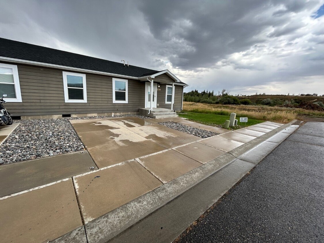 Primary Photo - 220 Riverwood Dr