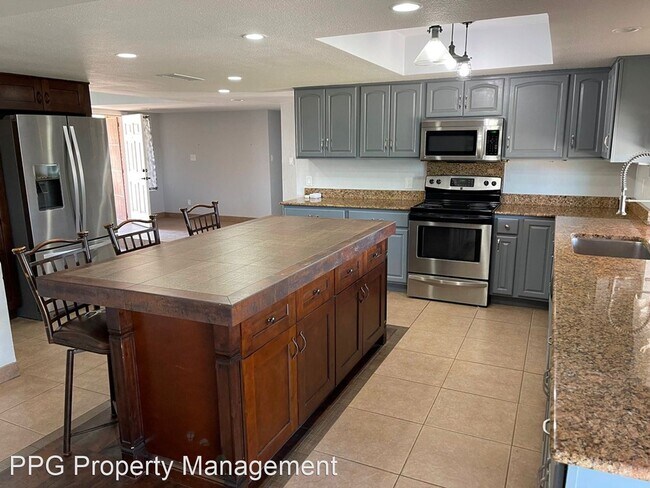 Building Photo - 5 br, 2 bath House - 4409 E Grandview Rd