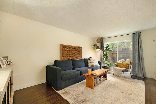 Building Photo - Beautiful modern and bright 2-bedroom town...