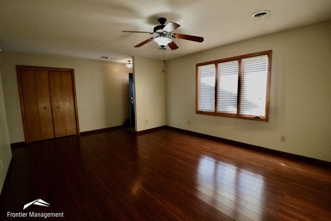 Building Photo - Beautiful 3 bedroom home just minutes from Manhattan and Fort Riley!