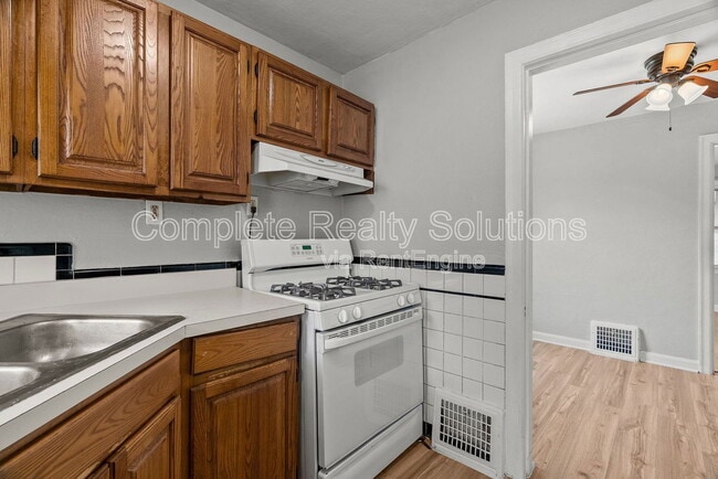 Building Photo - 7129 Greenhaven Dr