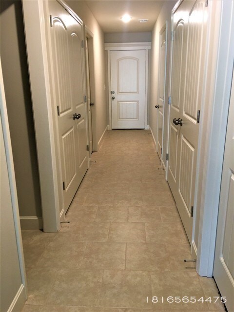 Building Photo - Northland 3 Bed 2 Bath Duplex move in ready!