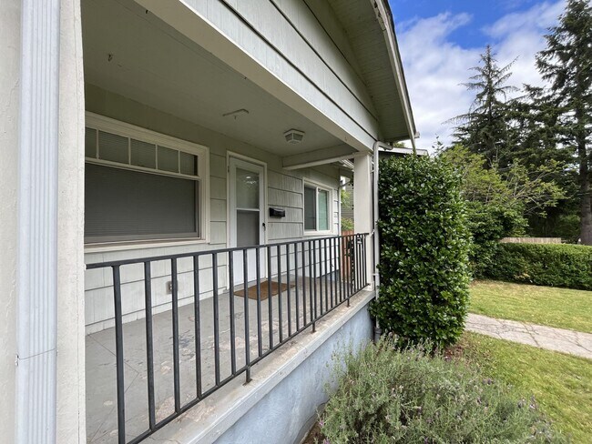 Foto del edificio - Bright and Open Home with Flexible Living Spaces and an Expansive Backyard