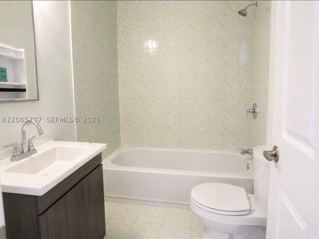 Foto del edificio - 359 W 12th St