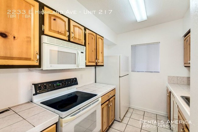Building Photo - 2233 E Highland Ave