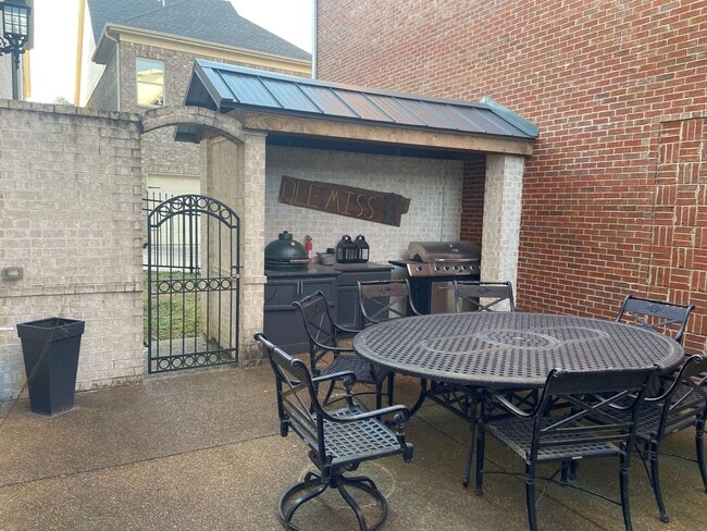 Building Photo - 4BR/4.5BA Furnished Townhome For Rent