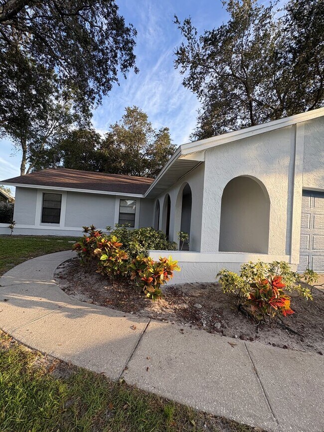 Building Photo - Perfect 3 bed 2 bath with huge fenced back...