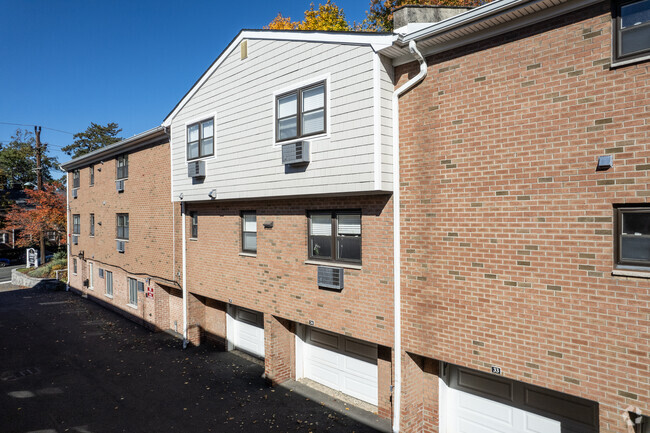 Building Photo - The Linden Apartments: In-Unit Washer & Dr...