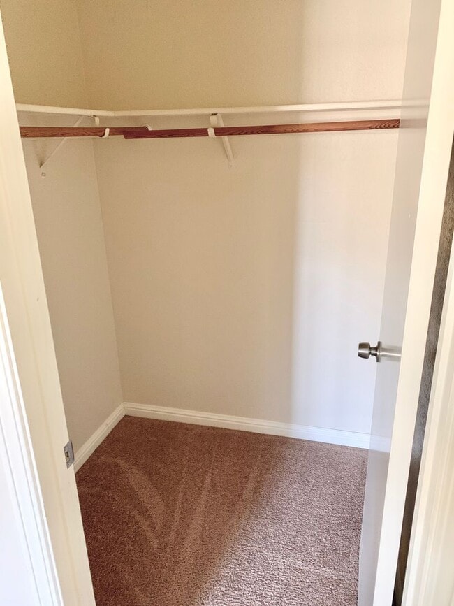 Foto del edificio - One Bedroom One Bath Spacious Unit with Large Enclosed Patio