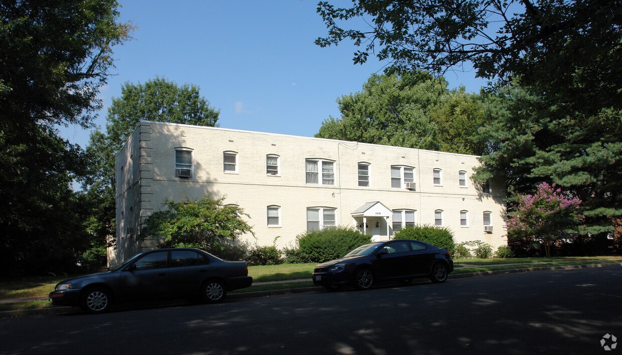 Building Photo - 1210 N Kensington St