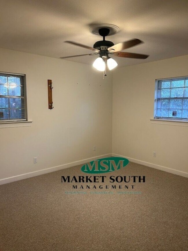 Foto del edificio - **REDUCED!!!! UPDATED MIDTOWN BEAUTY!!