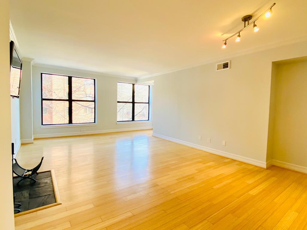 Picturliving roome from Entrance - 2501 K St NW (Washington, DC)