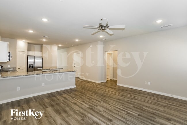 Building Photo - 619 Ava Trl