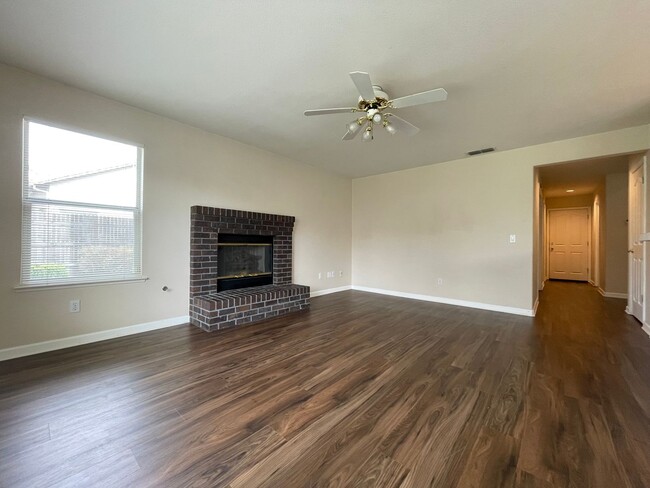 Foto del edificio - Upstairs Bonus Room, Attached 3-Car Garage...