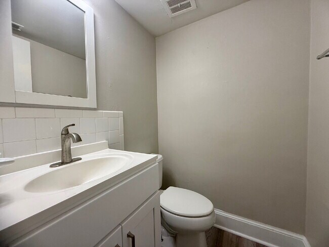 Foto del edificio - Charming 3-Bedroom Townhome with Fenced Yard