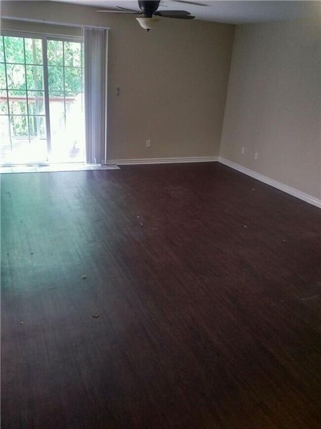 Foto del edificio - 251-251 Graystone Cir