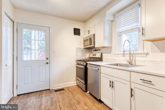 Building Photo - 5412 Clifton Ave