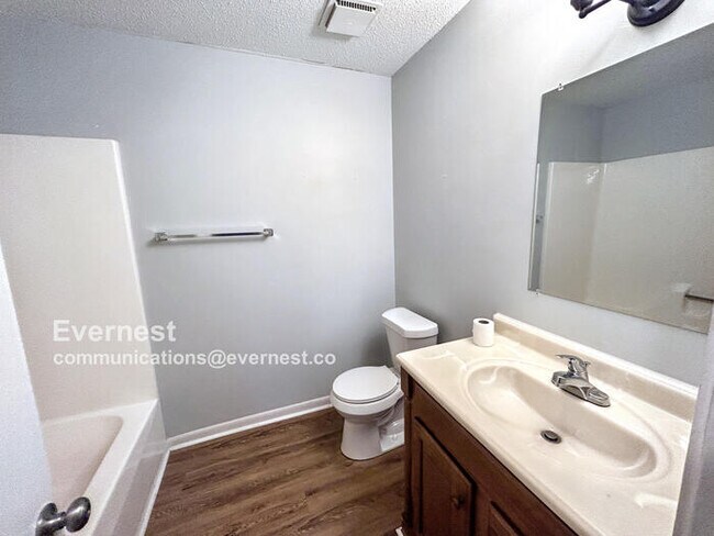 Building Photo - Charming 3-Bedroom Home with Fenced Backya...