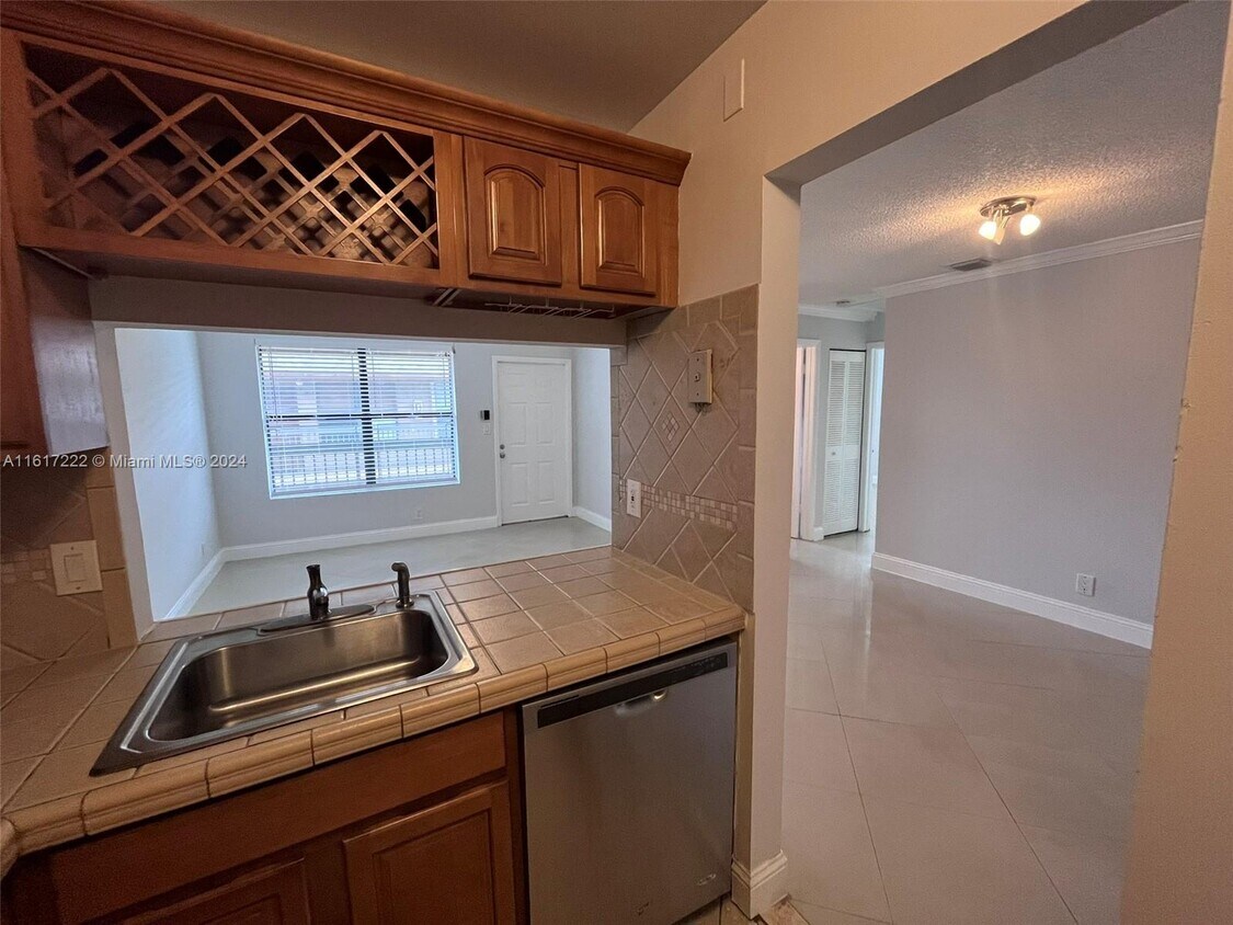 Foto principal - 10054 Winding Lake Rd