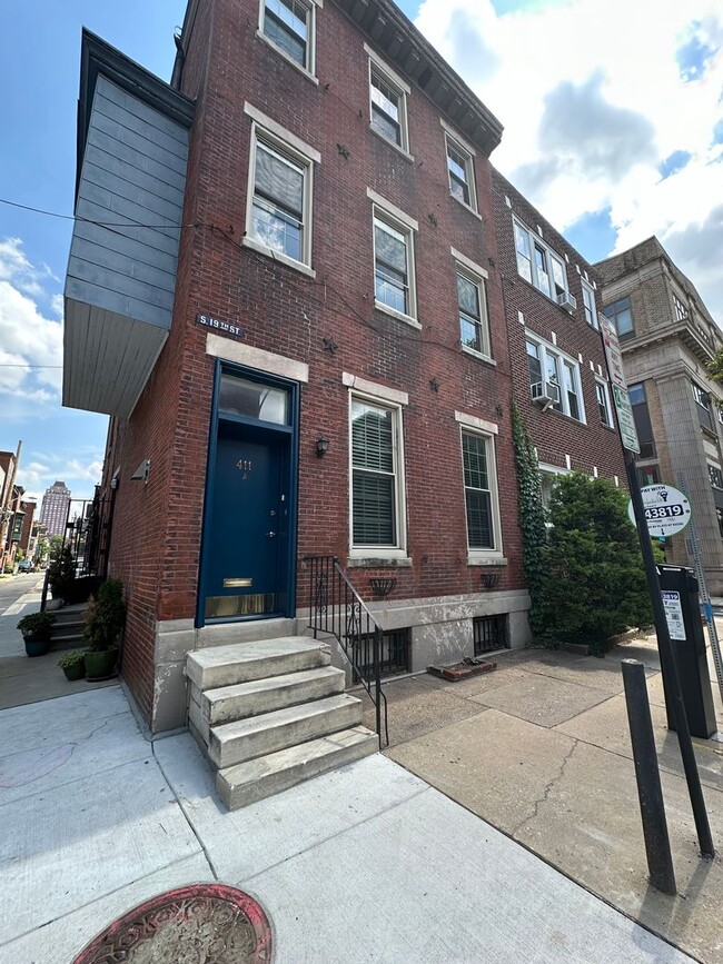 Building Photo - Stunning Bi-Level One Bedroom Apartment in...