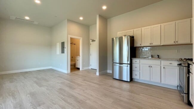 Building Photo - Newer Construction Studio Apartment with G...