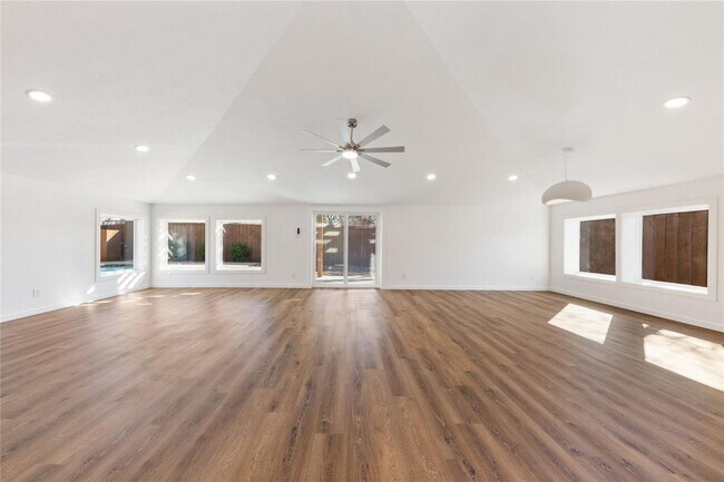 Foto del edificio - 3616 Woodleigh Dr