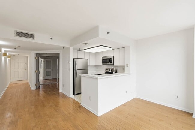 Building Photo - Penn Quarter Condo