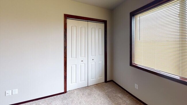 Building Photo - 340 Vernon Dr